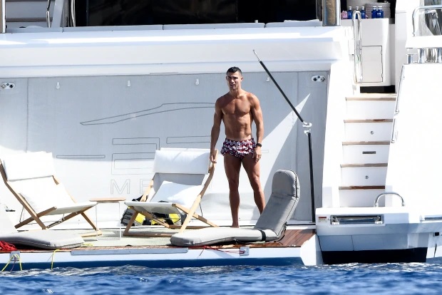 Pushimet e Ronaldos në vilën e pabesueshme, që ka edhe ‘dhomë erotike’ nëntokësore