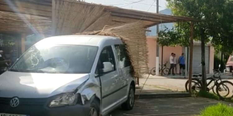 VIDEO / Makina përfundon në një lokal në Lezhë, lëndohet qytetari që po pinte kafen e mëngjesit