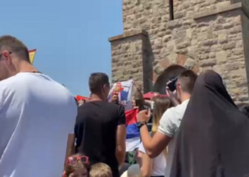 Serbi valëvit flamurin rus në mes të Kosovës, e pëson keq nga policia