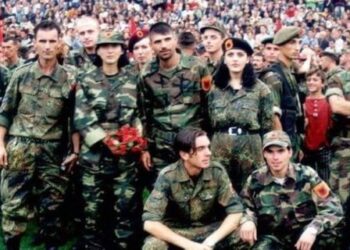 Kryeministri ka përballë historinë/ Veteranët e UÇK, protestë kundër Albin Kurtit: Kurrë nuk e deshi luftën