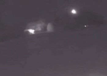 VIDEO/ Imazhet e ‘çuditshme’, UFO-t, qëndrojnë një orë mbi shtëpitë dhe