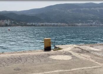 VIDEO/ Pamje të rënda: Mbytja e 74-vjeçarit, ja momenti kur gjendet trupi i pajetë në portin e Vlorës