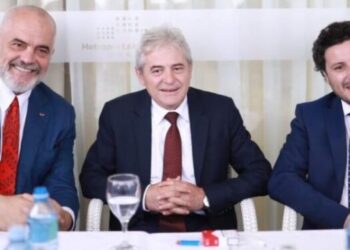 Publikon foton e Ramës me Abazoviç e Ahmetin, gazetari Buzhala ironizon Kurtin: Me zërin e tij këta janë argatë të Vuçiçit