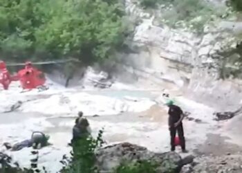 VIDEO/ Rrëzohen nga lartësia dy turistë të moshuar te “Syri i Ciklopit,” ndërhyn policia me helikopter
