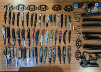 FOTOT/ Automatik, pistoleta e thika: Nxënësit në shkolla të përgatitur si për në luftë, policia sekuestron dhe drogë