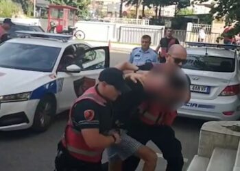 Policia arreston dy të rinj me pistoletë, njëri prej tyre ishte me arrest shtëpie