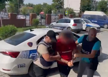U kap duke transportuar 5 emigrantë të paligjshëm, arrestohet 21-vjeçari në Korçë