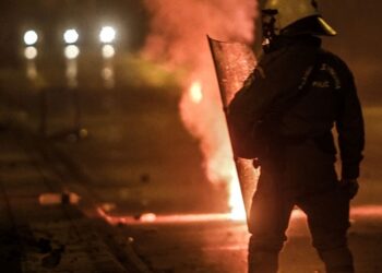 Tensione në rrugët e Athinës, protestuesit sulmojnë zyrat e PASOK dhe Ministrinë e Kulturës