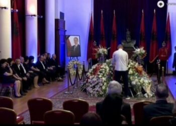 VIDEO / Incident në homazhet për Nishanin, familjarët e ish-presidentit heqin kurorën që çoi Lulzim Basha