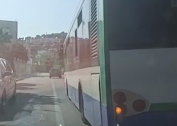 “Mallkimi” vazhdon, urbanit në Tiranë i “plasin ujërat” në mes të rrugës. Bllokohet trafiku