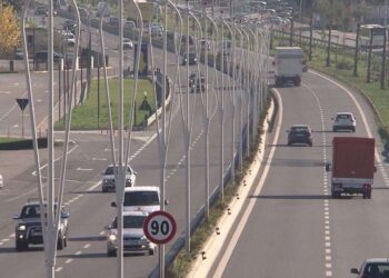 Ndodh në autostradën Tiranë-Durrës/ Shkon në gomisteri me BMW dhe kthehet në këmbë