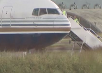 ‘Do vras veten, ndaleni avionin’/ Detaje, si azilkërkuesi shqiptar kundërshtoi dëbimin nga Britania e Madhe për në Ruanda