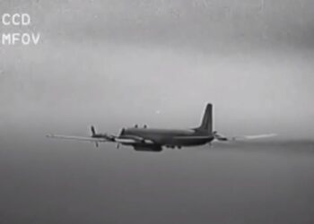 Çfarë po ndodh? VIDEO e avionit rus që kapet “mat” afër hapësirës ajrore të NATO-s