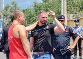 FOTOT/ Momenti rrënqethës kur babai i vogëlushes 5-vjeçare shkon tek vendi ku ajo u gjet e masakruar