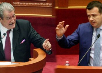 “Grabitës! Kompesove tokat e Viçidolit me prona në Dhërmi”/ Balla ‘shpërthen’ ndaj Berishës: Vodhi kompleksin në mes të Tiranës