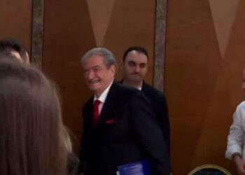VIDEO/ Nuk i jep as dorën kreut të FRPD, a qëndron Berisha pas sulmeve ndaj Këlliçit?