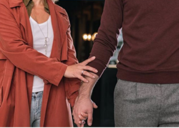 Një histori dashurie ndryshe/ Vajza ndahet nga i dashuri dhe martohet me babanë e tij