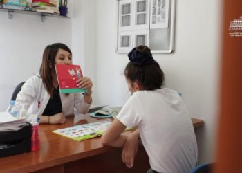 Manastirliu jep lajmin e mirë: 7-vjeçares i kthehet dëgjimi, 25 fëmijë përfituan implantin koklear falas