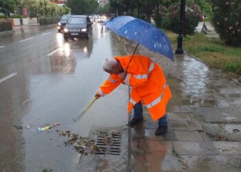 FOTOT/ Pas shirave të rrëmbyeshëm, Tirana i rikthehet normalitetit, punonjësit e Bashkisë në terren