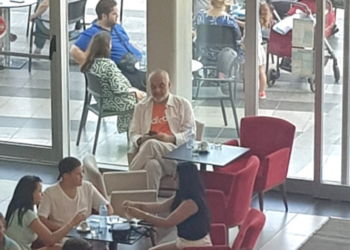 FOTO/ Kryeministri Rama e kalon fundjavën me të birin në një nga qendrat tregtare në Tiranë