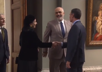 VIDEO/ Rama në Muzeun “Prado” shndërrohet në fotograf, kujdeset të filmojë çdo gjë