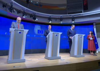 Fjala e Ramës duhet të mbahej nga Makron, Evropa është në rrezik