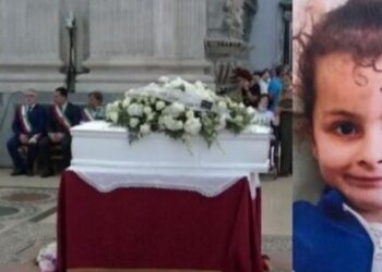 Vrasja që tronditi Italinë/ Përcillet për në banesën e fundit 5-vjeçarja Elena, u vra barbarisht nga e ëma