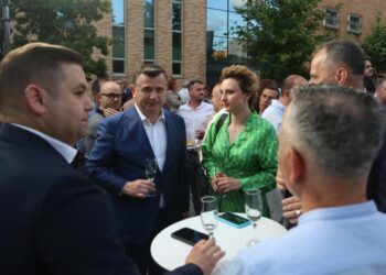 ‘Paqe’ në festën e socialistëve, Balla troket gotën me deputetët e Kryemadhit