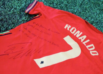 Shet në ankand fanellën me autograft të CR7, paratë shkojnë për ushtrinë e Ukrainës