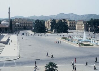 “Ja diplomatët e huaj në Tiranë, që kryejnë marrëdhënie intime në makina…” Relacioni sekret për Ramiz Alinë