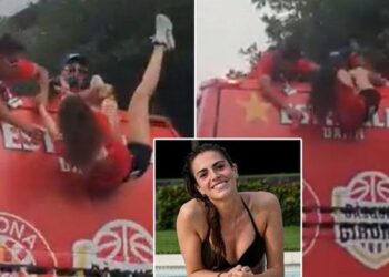 VIDEO/ Festa mund të ishte kthyer në tragjedi: Fotografja bie nga autobusi, një futbollist e shpëton