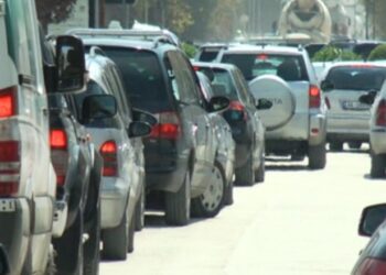 Plazhi/ Fluks i madh automjetesh në autostradën Tiranë-Durrës, policia apel shoferëve: Përdorni rrugët alternative