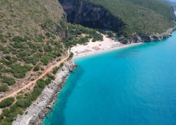 Tre turistë ngecin në Gjipe të Himarës/ Një grua pëson dëmtime pas koke, dërgohet me urgjencë në spital