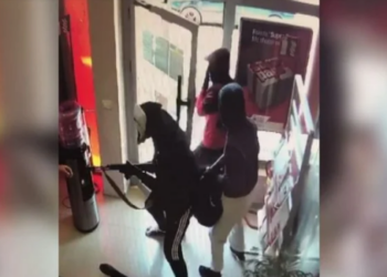 VIDEO/ Me kallash në duar përplasin në tokë rojen: Momenti i grabitjes së bankës në Koplik
