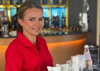 FOTO/ “Si ju duket, më shkon?” Rudina Hajdari bëhet kamariere: Një kujtim nga dita e punës…!