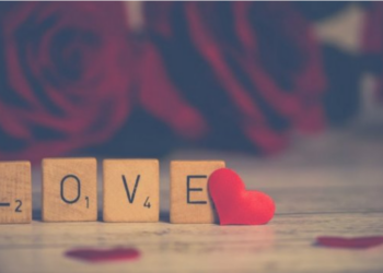 Dashuria po troket në derë/ 4 shenjat e Horoskopit që do të shijojnë një verë romantike