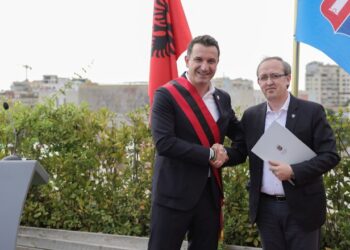 Ish kryeministri i Kosovës merr nënshtetësinë shqiptare/ Veliaj: Tirana qytet i destinuar të rritet