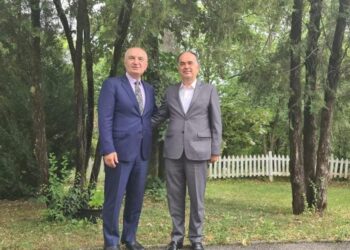Krah për krah me presidentin e zgjedhur, Ilir Meta publikon foton me Bajram Begajn