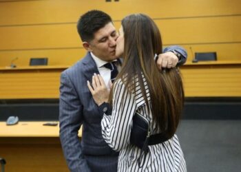 Kaloi vettingun para KPK-së / Prokurori nuk përmbahet, puthje e përqafime me gruan në sallë