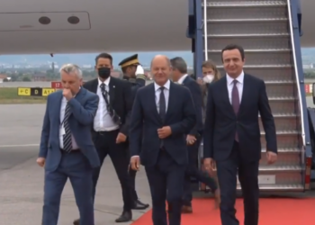 FOTO/ Kancelari Olaf Scholz arrin në Prishtinë, pritet në aeroport nga Albin Kurti