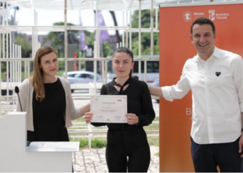 Bashkia e Tiranës certifikata për praktikantët e rinj/ Veliaj: “Një mundësi e mirë për të rinjtë, që të pasurojnë CV-të e tyre”