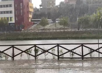 Stuhi në Lezhë/ “Shpërthejnë” ujërat e zeza në Shëngjin, problem për pushuesit