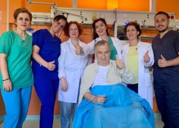 Kompozitori rrëfen momentet e vështira në “luftë” me sëmundjen: Mjekët ndryshuan trajektoren e jetës time. Adriana ishte ndërgjegja ime
