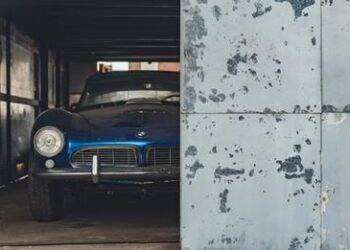 FOTO/ 43 vite pa dalë nga garazhi, BMW-ja e rrallë del në ankand