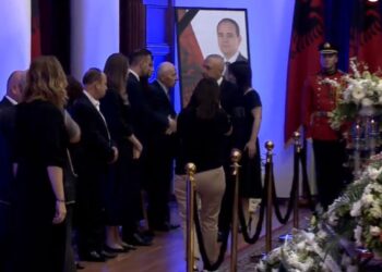 LIVE/ Nis ceremonia shtetërore e lamtumirës në nderim të ish-Presidentit Nishani. Meta bën i pari homazhe me vajzën e tij