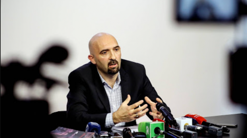 Deputeti shqiptar denoncon në Polici: Më vodhën 50 mijë euro, i kisha mbledhur për të larë borxhet