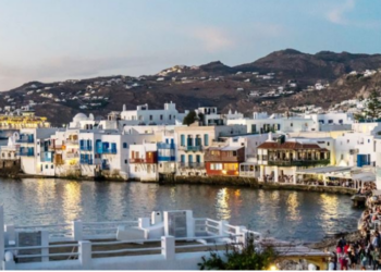 Grabitje si në filma në Mykonos/ Hajdutët u vjedhin turistëve para dhe bizhuteri me vlerë 270 mijë euro