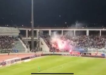 Ndeshje futbolli apo luftë?! Greqia e priti Kosovën me gurë, futbollistët kërkonin ndërprerje të sfidës
