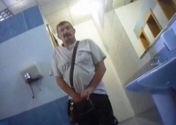 “Ajo gjëja ime qëndron…”/ Pedofili italian në Shqipëri fut të miturën në banjo publike: Do të mbuloj me para!