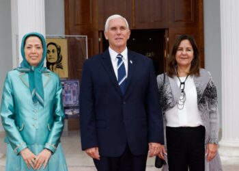 Mbërrin në Shqipëri ish-zv.presidenti amerikan Mike Pence, viziton kampin e muxhahedinëve në Manzë: Ja kush e priti